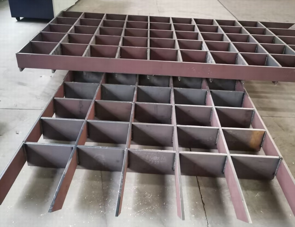 Laser cutting of steel plate products